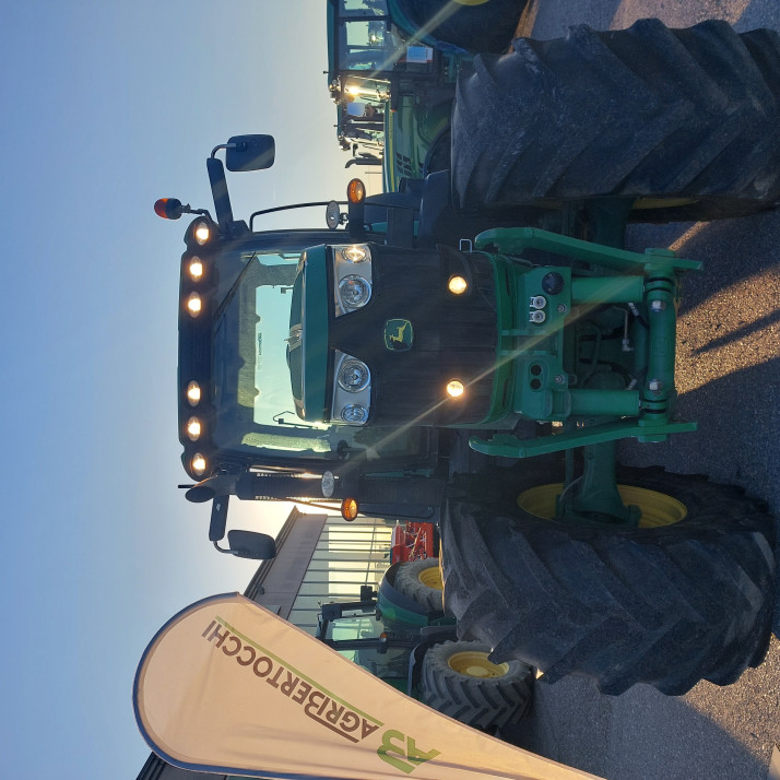JOHN DEEREE 6210R