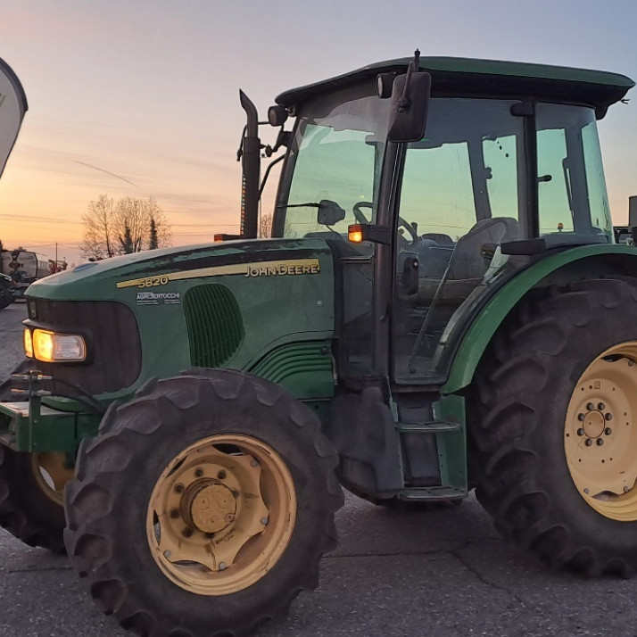 JOHN DEERE 5820