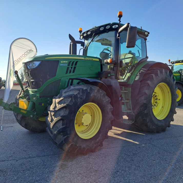 JOHN DEERE 6215R