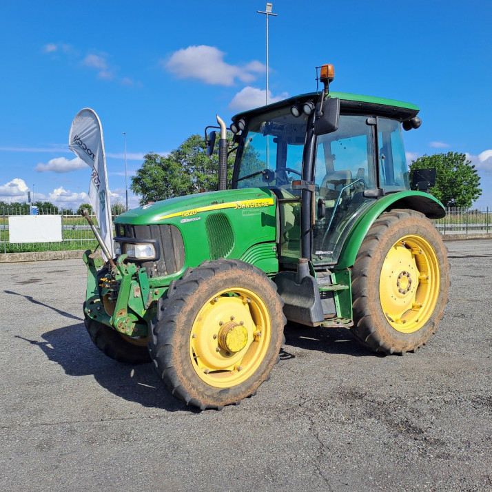 JOHN DEERE 5820 