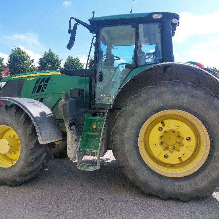JOHN DEERE 6215R