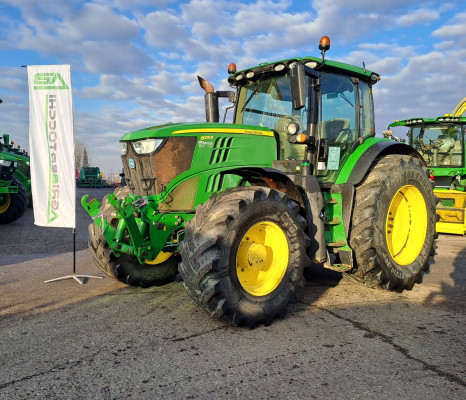 JOHN DEERE 6215R